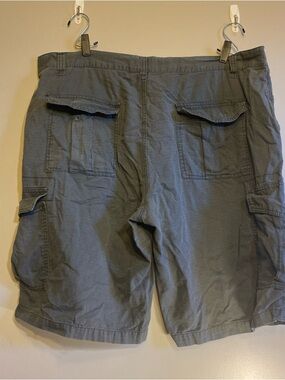 Vintage Southpole Men’s Size 42 Grey Cargo Shorts Baggy‎ (read)